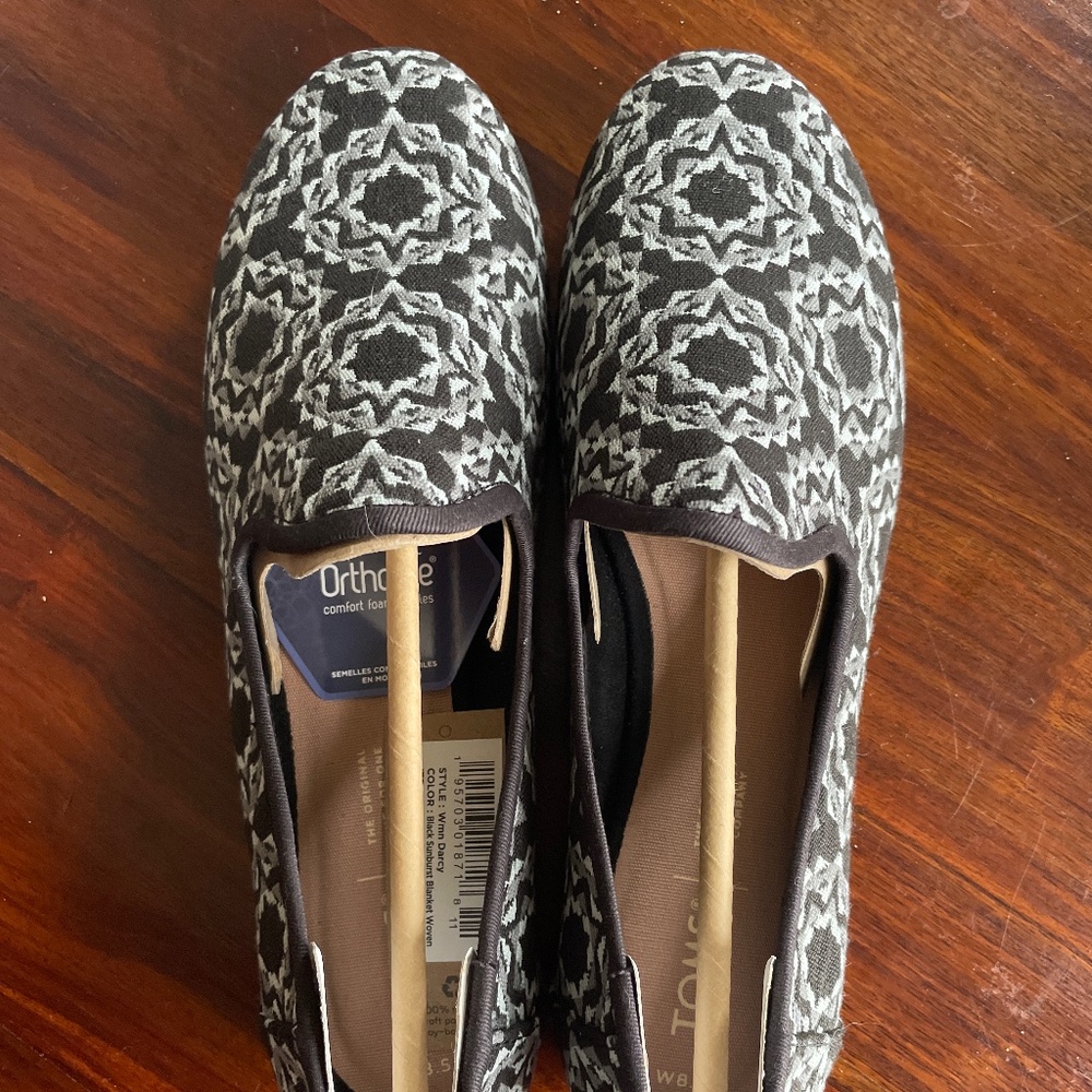 TOMS Women's Darcy Black Sunburst Blanket Casual Slip-On Flat